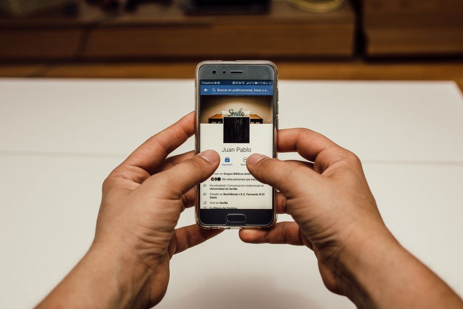 Beziehungskiller Smartphone Frau auf social Media