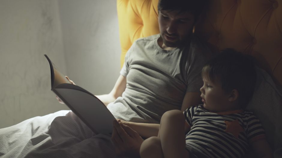 vater liest mit tochter ein buch und schlÀft schnell ein