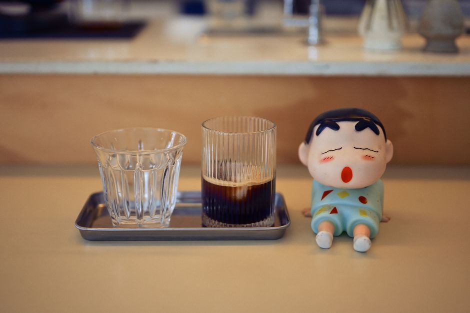 Frau gelangweilt Kaffee