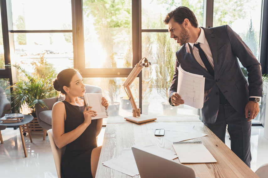 Sekretärin und Chef streiten