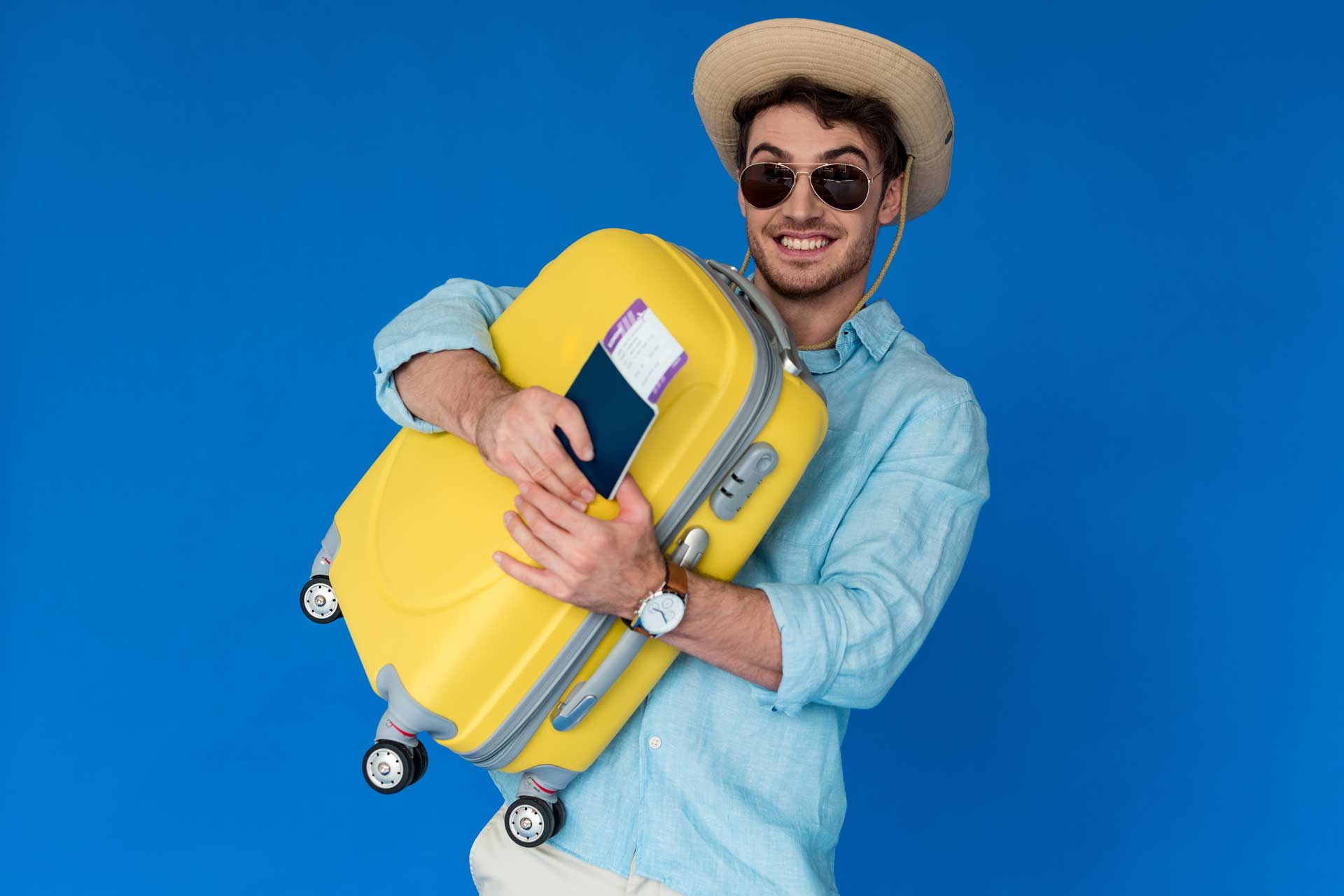Mann mit Koffer beim reisen und erleben