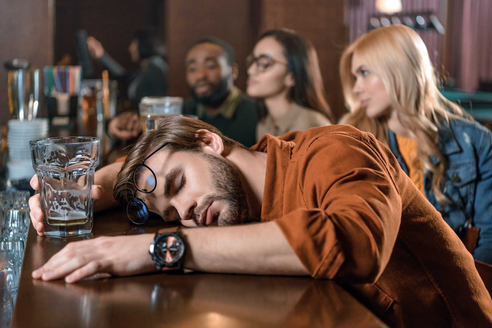Mann betrunken - mehr Erfolg bei Frauen ohne Alkohol
