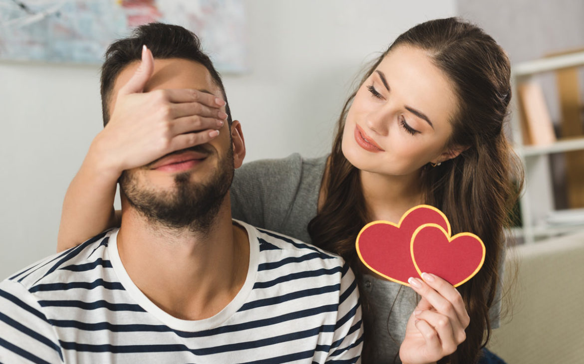 Freund wird von Freundin am Valentinstag überrascht