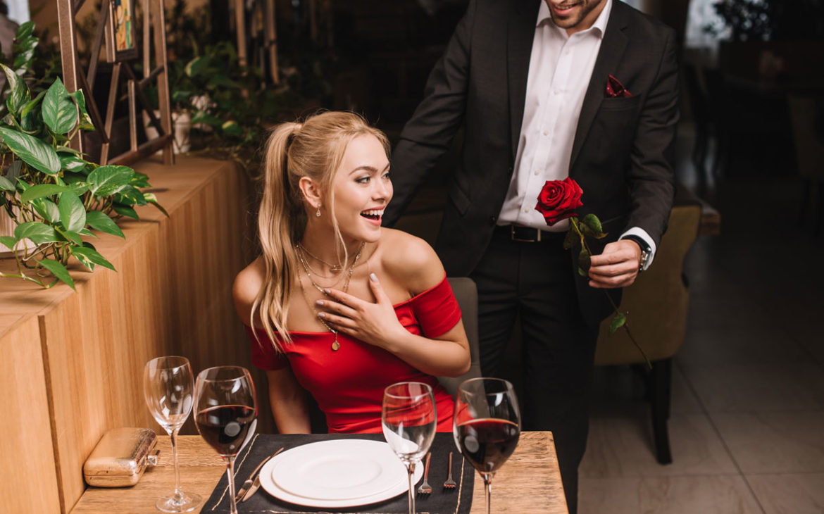 Kleine Aufmerksamkeit: Rose schenken und Freundin überraschen
