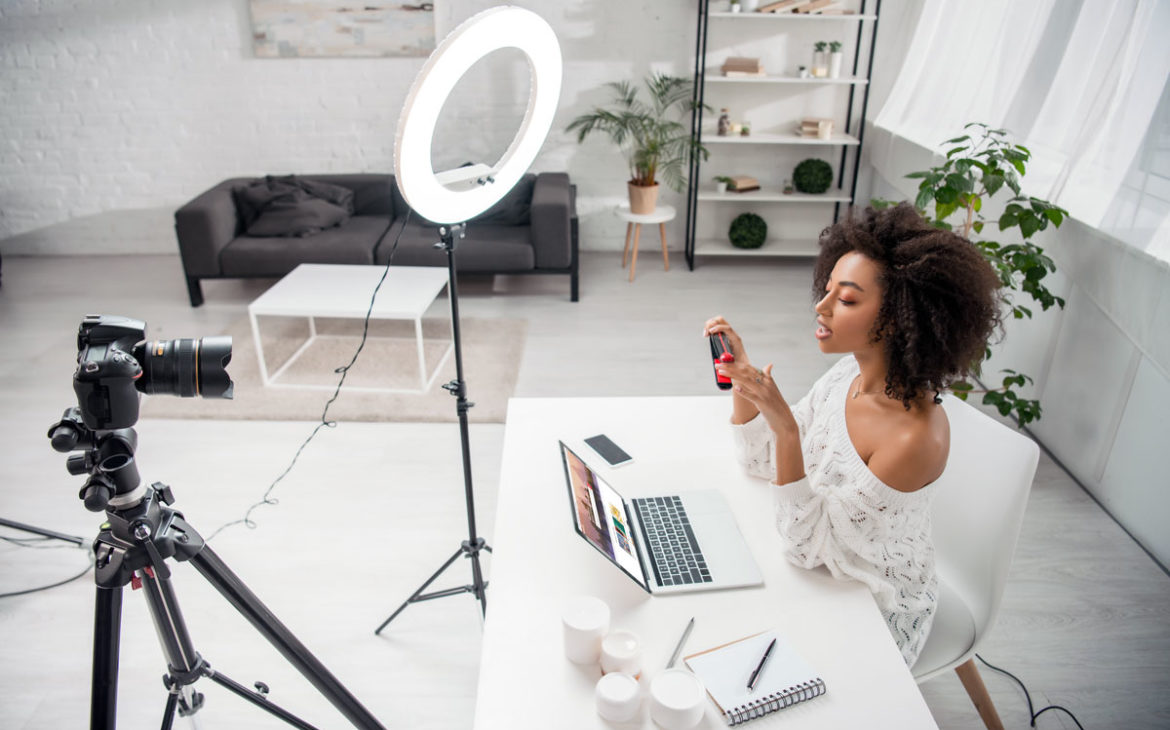Influencerin bei der Arbeit