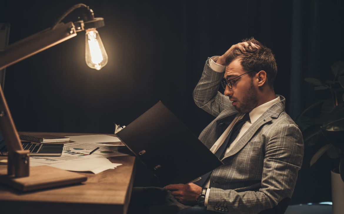 Stress und Überstunden bist tief in die Nacht
