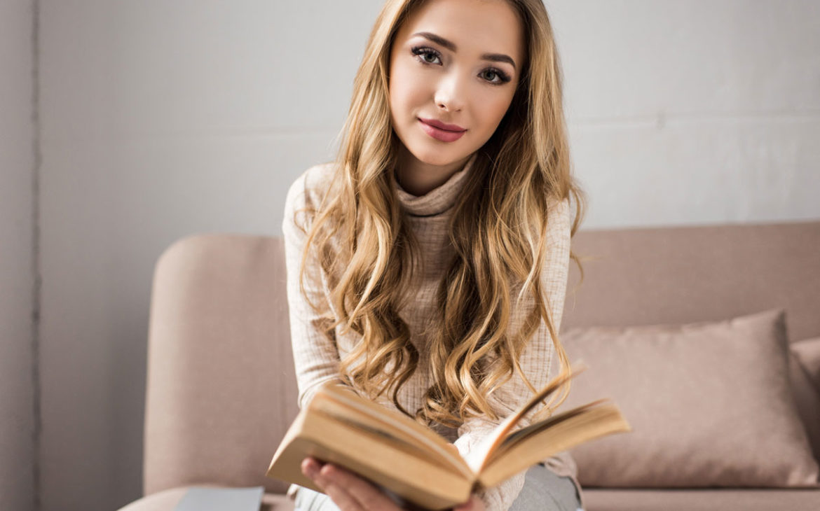 Traumfrau mit Buch