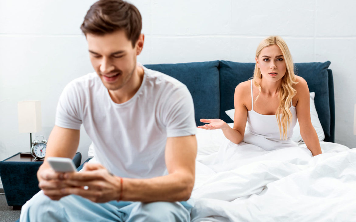 Mann mit Smartphone und Frau ist ratlos