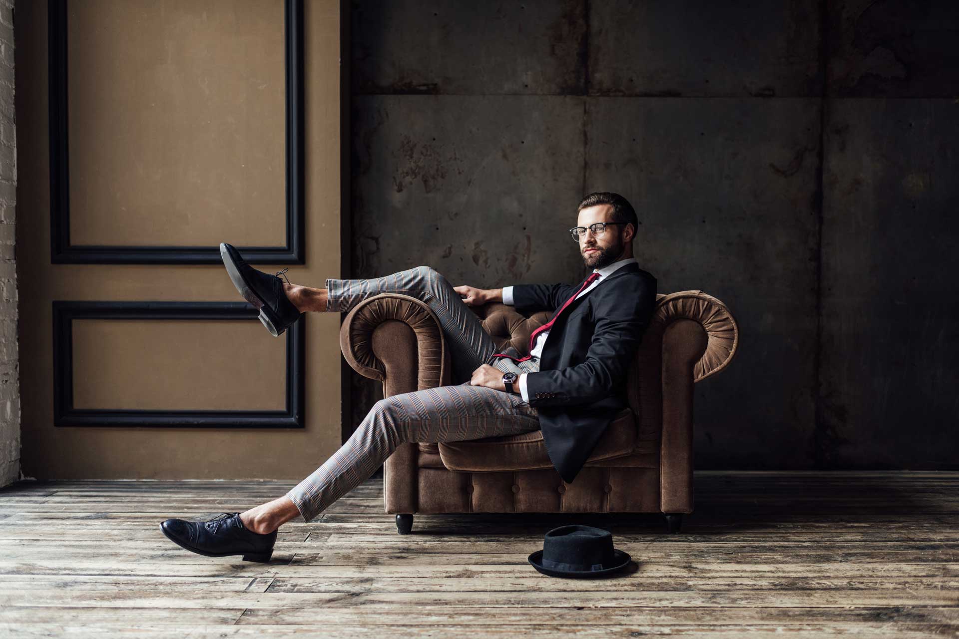 Gentleman chillt im Ledersessel